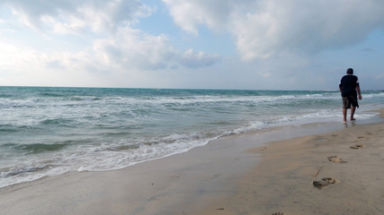 Naklejka premium walking on the beach