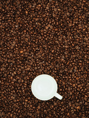 コーヒー豆とコーヒーカップ 縦