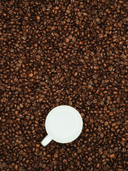 コーヒー豆とコーヒーカップ 縦