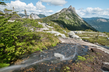 Fototapeta na wymiar Hiking in the flatiron and needle peak trail