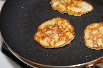 バナナと卵で作っているパンケーキのようなスイーツ