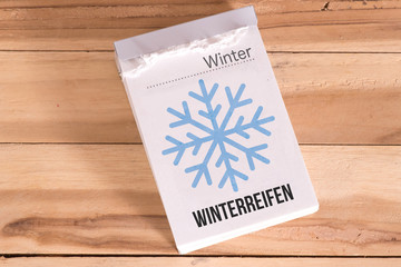 Ein Kalender und Hinweis auf die Winterreifen