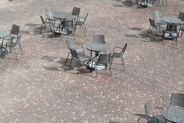 広場のカフェテーブルと椅子