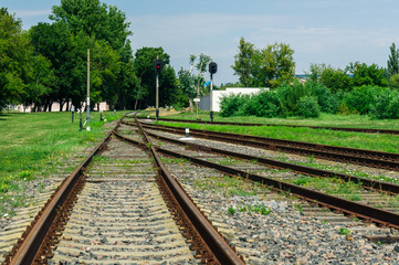 Obraz premium Railroad with an arrow. The rails are connected. The concept of fast delivery. Economical transport