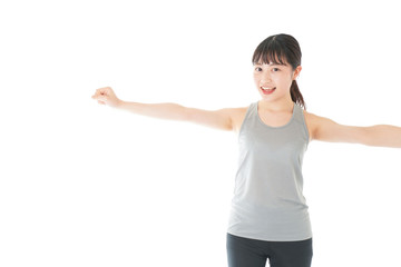 トレーニングをする若い女性