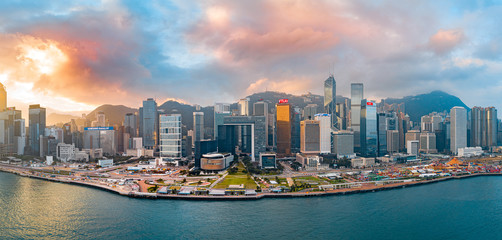 Obraz premium Panoramic view of Hong Kong Island in sunrise