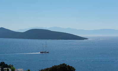 Mittelmeerküste Ägäis Türkische Küste und Sicht auf die Hafenstadt Bodrum, Schiffsfahrt von Kos Stadt nach Bodrum