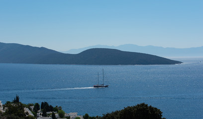 Mittelmeerküste Ägäis Türkische Küste und Sicht auf die Hafenstadt Bodrum, Schiffsfahrt von Kos Stadt nach Bodrum