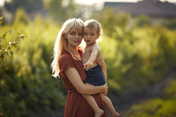 Obraz premium Pretty young mother carrying her beloved son