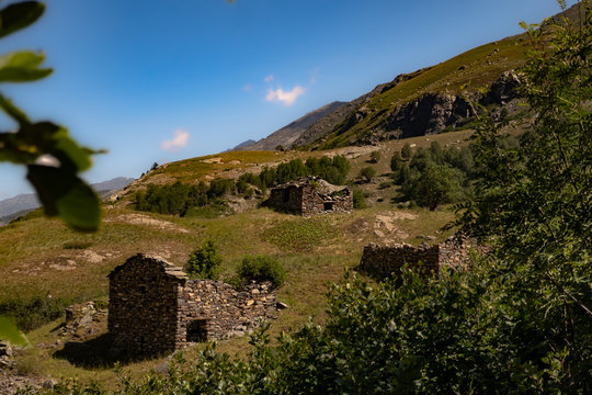 Ruines sur le sentier du Mont Thabor par Valmeinier (Savoie 73) - Juillet 2019