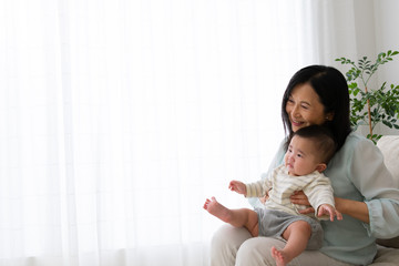 孫の世話をする女性