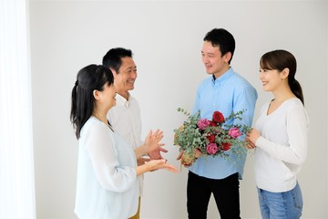 花束を渡す夫婦