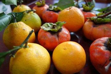 テーブルの上の蜜柑と柿