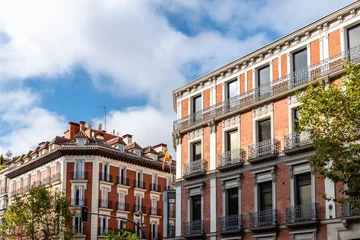 Photo sur Aluminium Madrid Vieux bâtiments résidentiels de luxe avec balcons dans la rue Serrano dans le quartier de Salamanque à Madrid