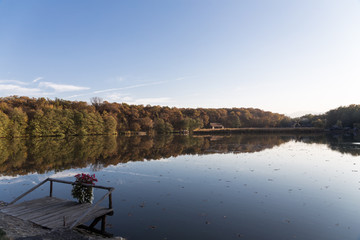Fototapeta na wymiar Autumn on the lake