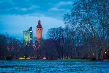 Leipzig mit City Hochhaus und Rathaus am Abend im Winter