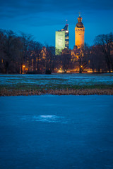 City Hochhaus und Rathaus in Leipzig am Abend im Winter