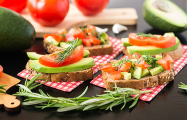 Healthy food. Vegetable appetizers. Sandwich : Rye Bread, Avocado, Tomatoes, Dill