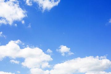 Obraz na płótnie Canvas The blue sky is full of beautiful white clouds.