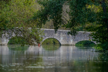 Fototapeta na wymiar pont en pierre sur la rivière