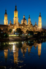 Fototapeta na wymiar Basílica del Pilar junto al río Ebro