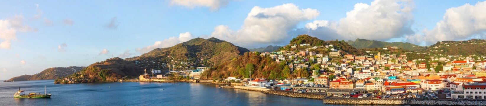 Grenada mit Blick auf St. George&rsquo;s die Hauptstadt des Inselstaates Grenada in der Karibik, Panorama.