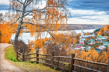 Береза на Соборной горе и ограда Birch and a wooden fence on Cathedral Mountain