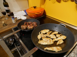 Hähnchenbrust wird gebraten