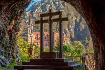 Las tres cruces del acantilado de Covadonga
