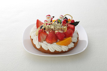 お皿に載せたいろいろな背景の上のクリスマスケーキ