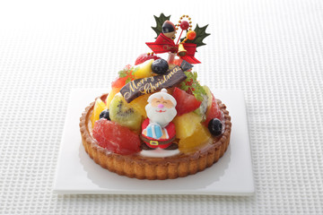 お皿に載せたいろいろな背景の上のクリスマスケーキ