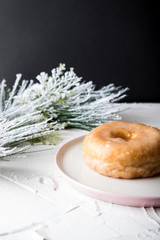 Desayuno casero sobre fondo navideño