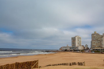 Obraz premium Dia nublado na praia de Punta del Leste, Uruguay