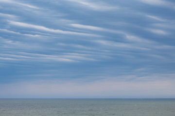 Fototapeta na wymiar Nuvens de chuva cinza na praia