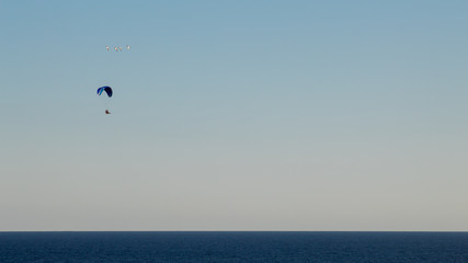 Parapente sobre o mar azul na Praia de Punta del Leste, Uruguay