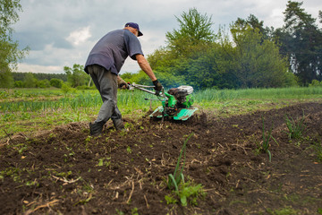 Garden tiller to work, walk-behind tractor