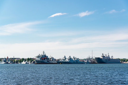 Kiel, Kriegsschiffe im Scheerhafen an der Kielline an der Tirpitzmole
