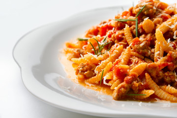 Malloreddus alla Campidanese, tipico piatto sardo di pasta condita con sugo di salsiccia e pecorino 
