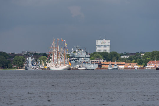 Der Scheerhafen an der Kiellinie ist zur Kieler Woche 2019 mit Gastschiffen aus vielen L&auml;ndern gef&uuml;llt.