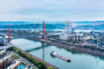 Naklejka premium Wcześnie rano sceneria mostu na rzece Yichang Jangcy w prowincji Hubei w Chinach