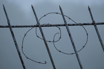 Stacheldraht am Stabgitterzaun