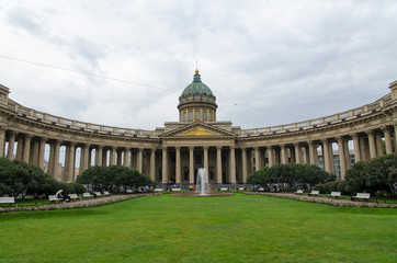 Obraz premium Front view of the Kazan Cathedral (Saint Petersburg, Russia) with unidentified people