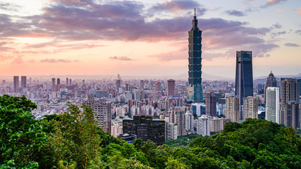 Fototapeta premium Arrival view of Taipei cityscape view from the elephant mountain(Xiangshan) with sunset Twilight background
