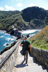 gaztelugatxe hombre turista cámara de fotos  país vasco 4M0A7991-as19