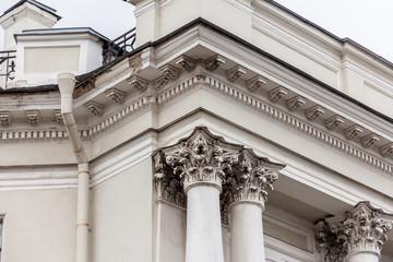 building is in the neoclassical style