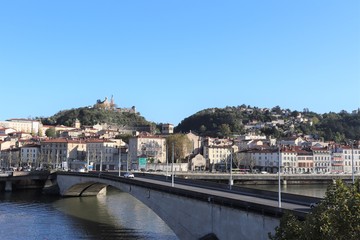 Obraz premium Le Pont De de Lattre de Tassigny dans la ville de Vienne - Département Isère - sur le fleuve Rhône