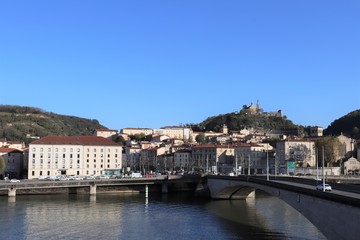 Fototapeta na wymiar Le Pont De de Lattre de Tassigny dans la ville de Vienne - Département Isère - sur le fleuve Rhône