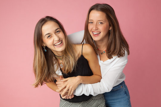 Cari&ntilde;o y amor entre dos chicas, amor de hermanas, amor entre amigas; chicas j&oacute;venes con mucha complicidad.