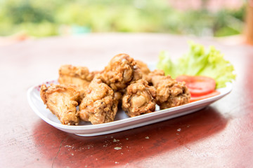 Fried chicken with vegetables and slide of tomatoes