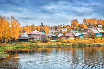 Fototapeta na wymiar Дома на реке Шохонке Wooden colorful houses at river Shokhonka